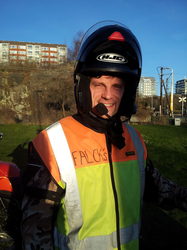 David med mc-hjälm, Falcks utbildar även för MC